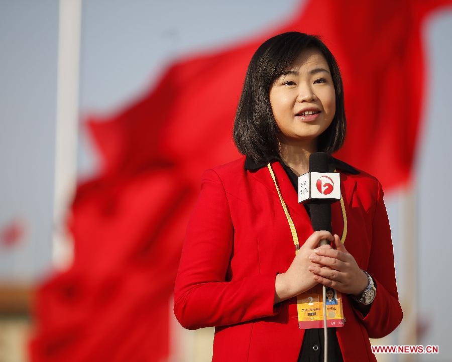 A news anchor from east China&apos;s Anhui Province conducts report at the Tian&apos;anmen Square in Beijing, capital of China, Nov. 8, 2012. The 18th National Congress of the Communist Party of China (CPC) opened in Beijing on Thursday, which also marks the 12th Journalists&apos; Day of China. A total of 2,732 Chinese and foreign journalists are involved in the coverage of the 18th CPC National Congress. (Xinhua/Wang Shen) 