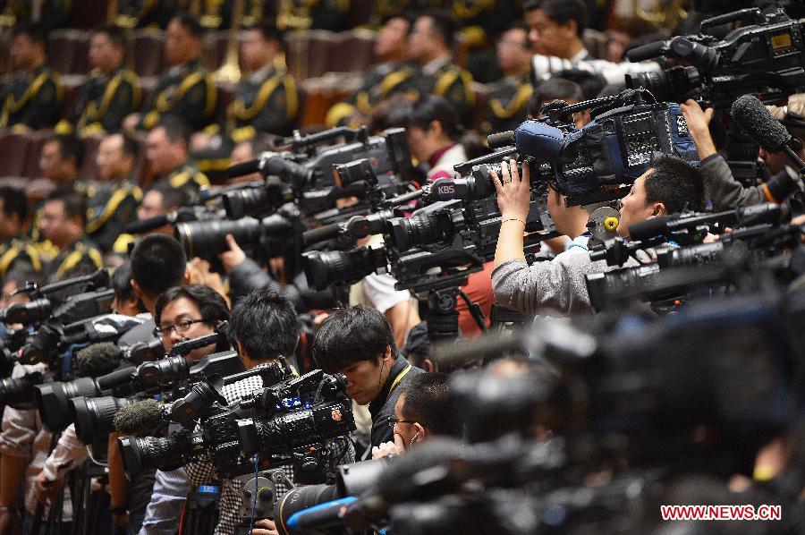 Video journalists cover the opening ceremony of the 18th National Congress of the Communist Party of China (CPC) at the Great Hall of the People in Beijing, capital of China, Nov. 8, 2012. The 18th CPC National Congress opened in Beijing on Thursday, which also marks the 12th Journalists&apos; Day of China. A total of 2,732 Chinese and foreign journalists are involved in the coverage of the 18th CPC National Congress. (Xinhua/Li Xin) 