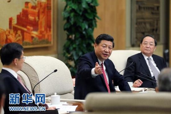 11月8日，习近平同志参加党的十八大上海代表团讨论。[新华社]