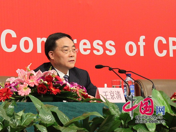 中共中央组织部副部长王京清在十八大新闻中心9日下午举行的新闻发布会上介绍党的建设工作。[中国网]