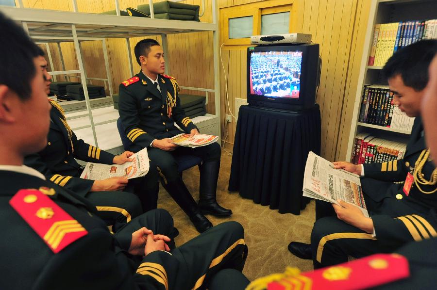 11月8日，武警北京总队七支队某部官兵通过电视直播关注党的十八大召开。当日，中国共产党第十八次全国代表大会在北京隆重开幕。[新华社]