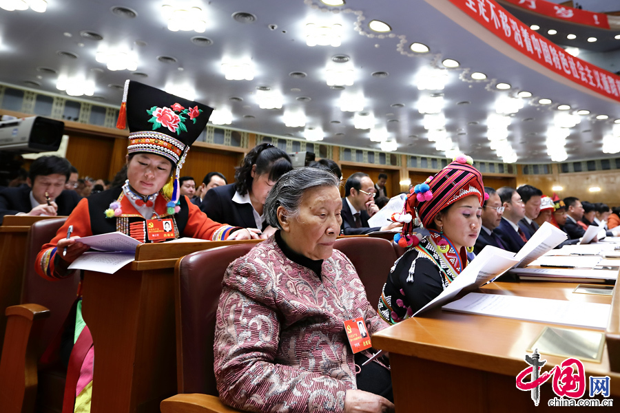 11月8日上午9时，中国共产党第十八次全国代表大会在北京人民大会堂开幕。图为身着盛装的少数民族代表。[人民画报社 徐讯摄影]
