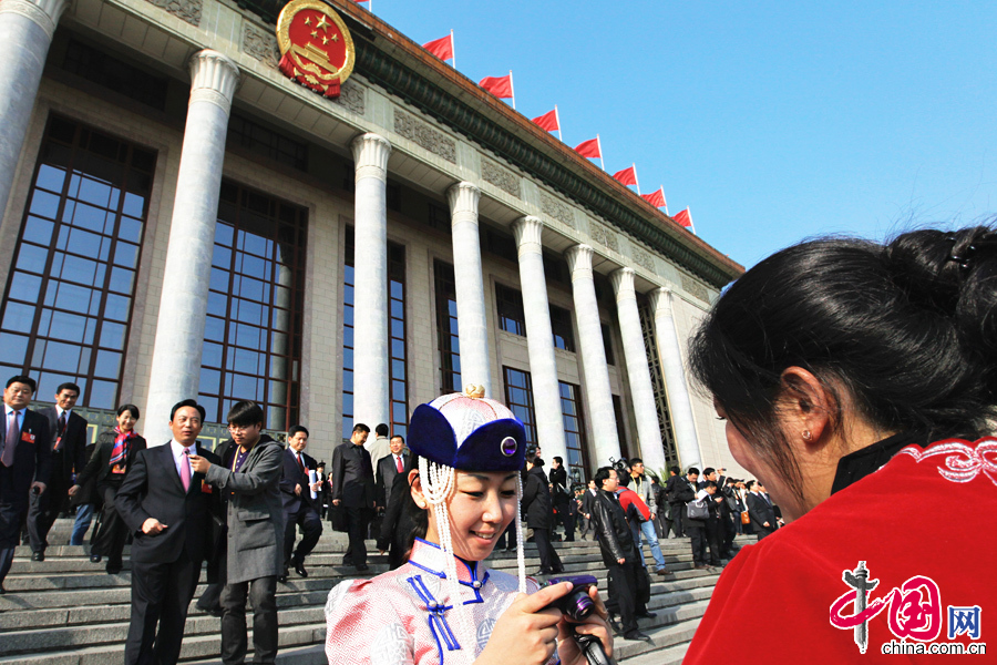 11月8日上午9时，中国共产党第十八次全国代表大会在北京人民大会堂开幕。图为身着盛装的少数民族代表前来参加会议。[人民画报社]