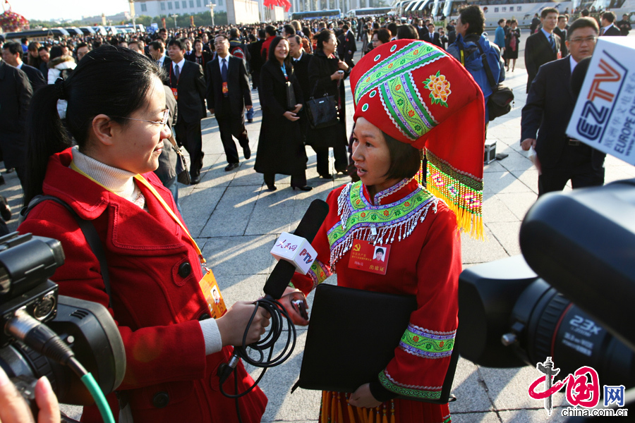 11月8日上午9时，中国共产党第十八次全国代表大会在北京人民大会堂开幕。图为身着盛装的少数民族代表。[中国网 郑文华摄影]