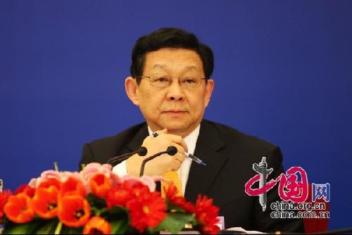 商务部部长陈德铭周五表示完成全年10%的外贸增长目标非常困难，但会尽量保持中国在全球贸易中的份额。[资料图片]