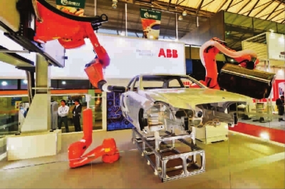 Demand for industrial robots is predicted to hit 32,000 units by 2014 making China the world's largest robotics consumer. [File photo]