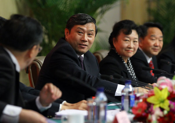 Sun Zhijun, deputy head of the Publicity Department of the Communist Party of China Central Committee (center); Zhao Shaohua, vice-minister of culture (second right); and Jiang Jianguo, vice-minister of the General Administration of Press and Publication (right), attend a news conference on Sunday.[Photo/China Daily]