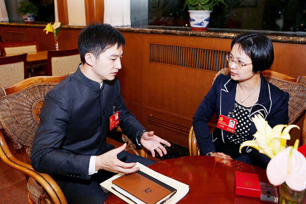 Fu Wentao talks with CPC delegate Han Xiqiu, who works in the same industry, Nov 8, 2012.[Photo/Xinhua]
