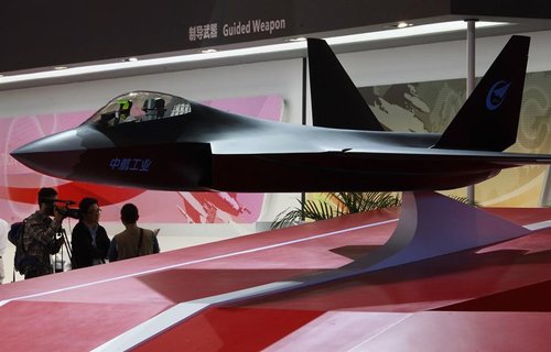 第9届中国航空航天国际博览会于11月13日在中国珠海开幕。这是12日在中航工业主展厅位置展示出的一架歼-31机型的模型。
