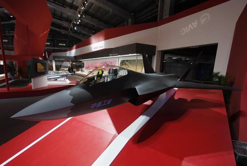 第9届中国航空航天国际博览会于11月13日在中国珠海开幕。这是12日在中航工业主展厅位置展示出的一架歼-31机型的模型。