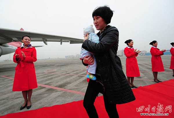 Jiang Min, a political assistant of Chengdu Public Security Bureau, is an outstanding worker standing to her gun although lost 11 relatives in the Wenchuan Earthquake in 2008. Now her child is only four-month-old.