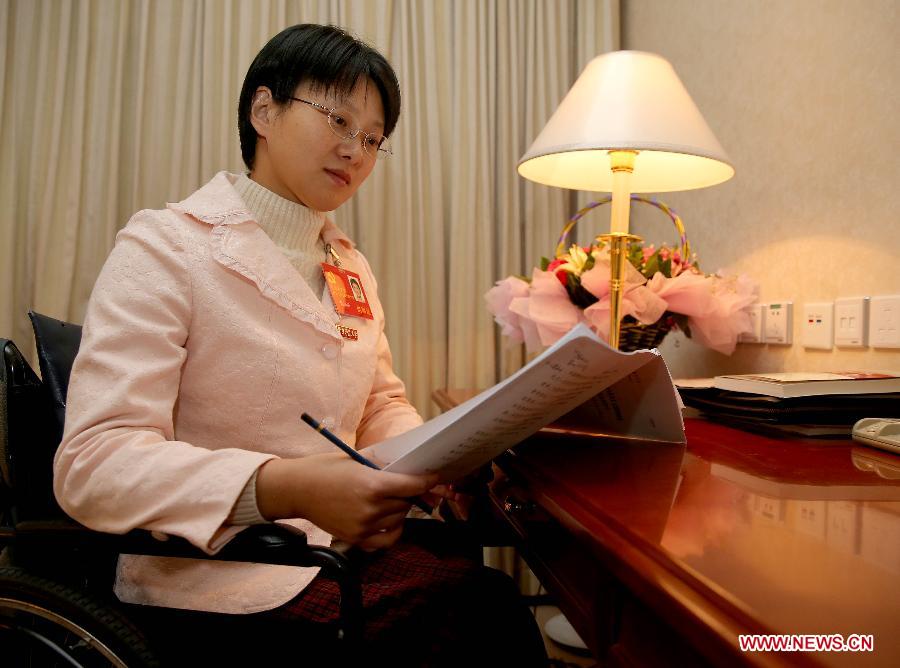 侯晶晶在驻地房间阅读报告（11月11日摄）。