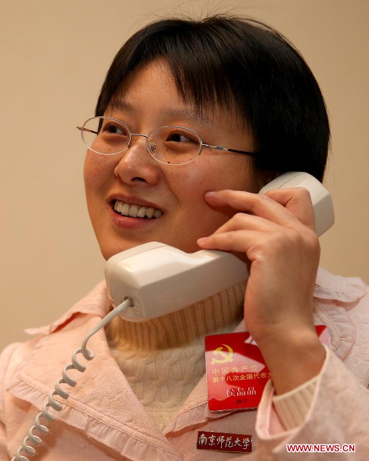 侯晶晶在驻地通过电话接受记者采访（11月11日摄）。