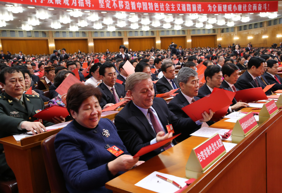 11月14日，中国共产党第十八次全国代表大会闭幕会在北京人民大会堂举行，这是代表们在准备投票。[新华社]