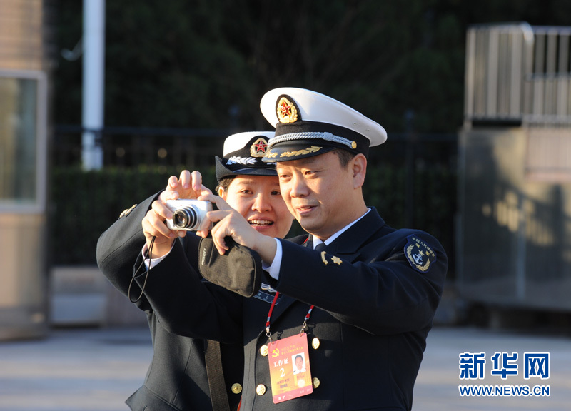 中国共产党第十八次全国代表大会闭幕会11月14日上午在人民大会堂举行。图为代表在拍照留念。[新华网 陈竞超 摄]