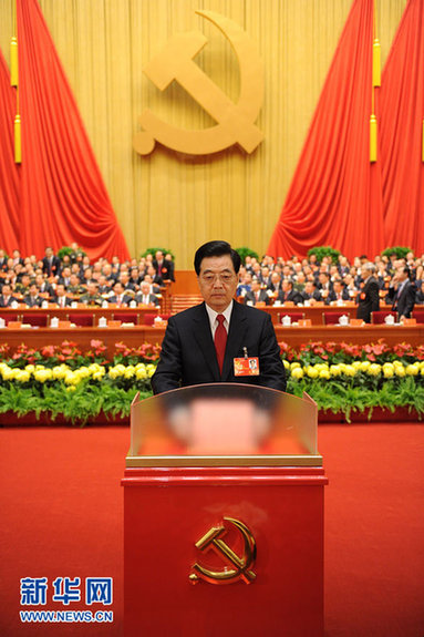 11月14日，中国共产党第十八次全国代表大会闭幕会在北京人民大会堂举行。这是胡锦涛同志投票。[新华社 李学仁 摄]