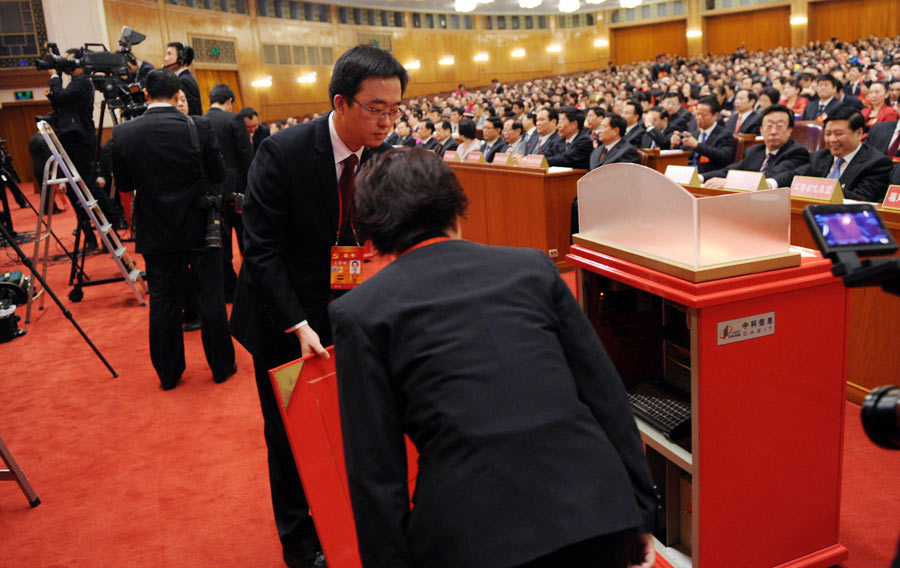 11月14日，中国共产党第十八次全国代表大会闭幕会在北京人民大会堂举行。这是监票人和工作人员在检查票箱。[新华社 李学仁 摄影]