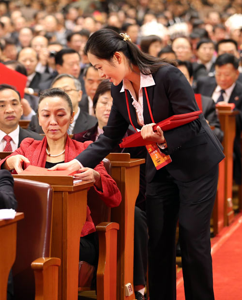 11月14日，中国共产党第十八次全国代表大会闭幕会在北京人民大会堂举行。这是工作人员在发选票。[新华社 姚大伟 摄影]