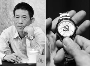 左图：11月10日，徐文华在天津市代表团分组讨论现场；右图：11月10日，徐文华展示手表。