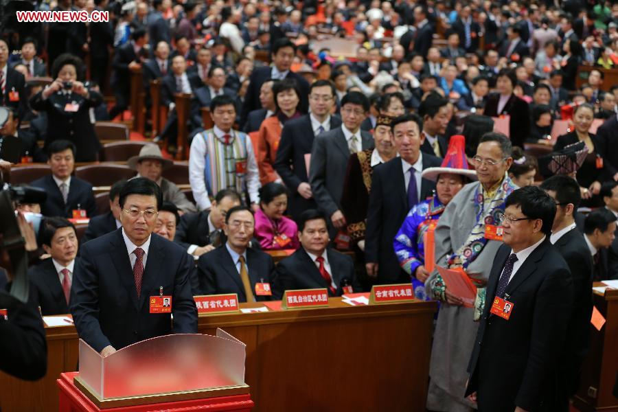 11月14日，中国共产党第十八次全国代表大会闭幕会在北京人民大会堂举行。这是代表投票选举中央委员会委员、候补委员和中央纪律检查委员会委员。[新华社]