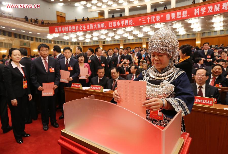 11月14日，中国共产党第十八次全国代表大会闭幕会在北京人民大会堂举行。这是代表投票选举中央委员会委员、候补委员和中央纪律检查委员会委员。[新华社]