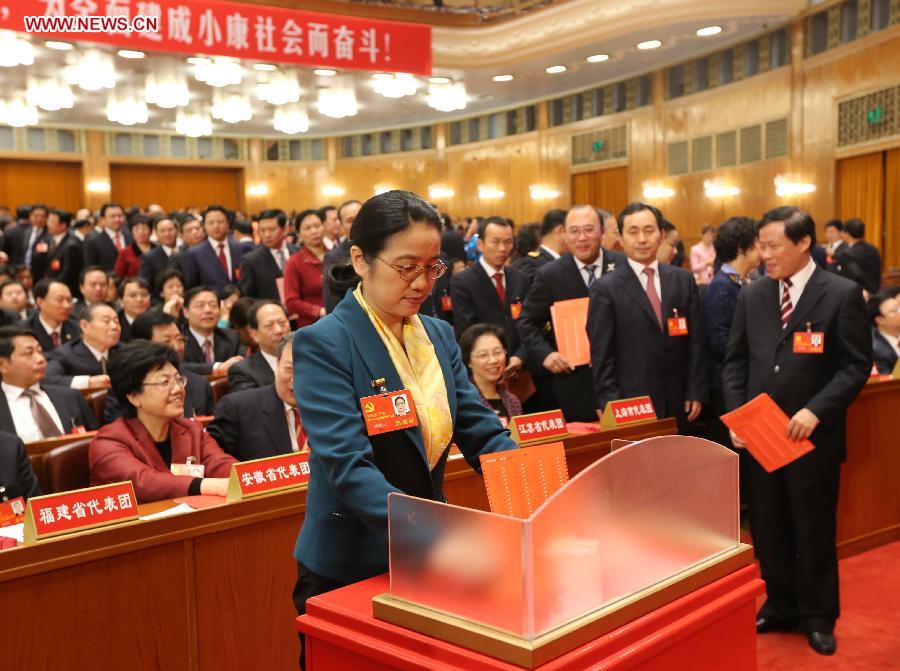 11月14日，中国共产党第十八次全国代表大会闭幕会在北京人民大会堂举行。这是代表投票选举中央委员会委员、候补委员和中央纪律检查委员会委员。[新华社]