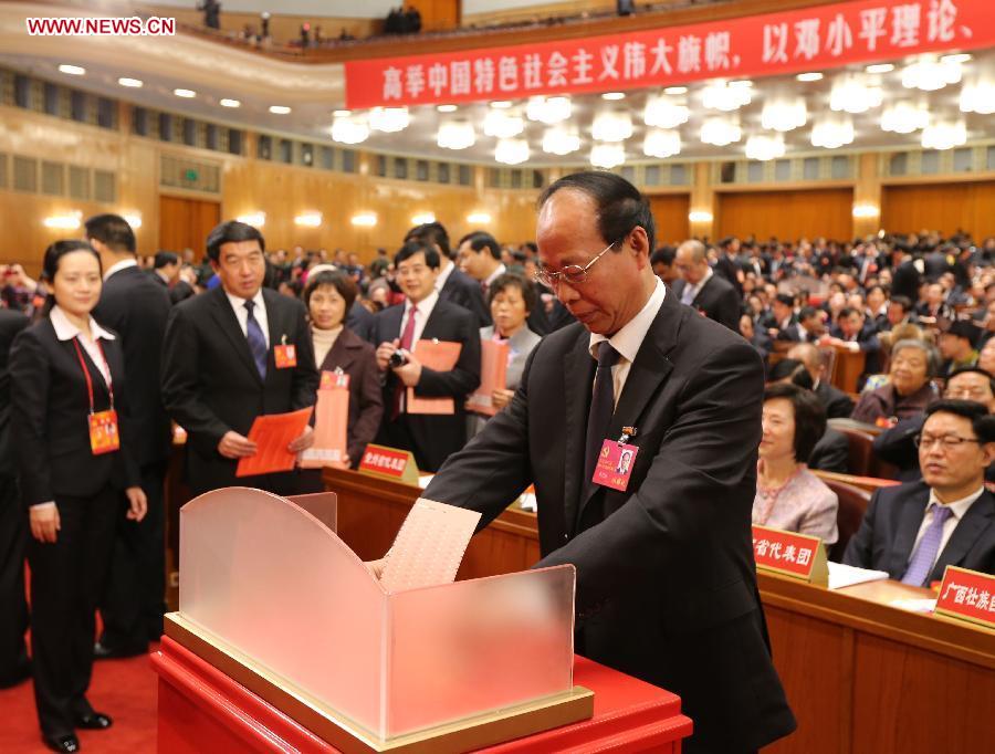 11月14日，中国共产党第十八次全国代表大会闭幕会在北京人民大会堂举行。这是代表投票选举中央委员会委员、候补委员和中央纪律检查委员会委员。[新华社]