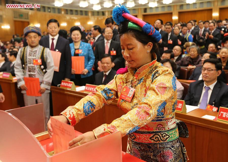 11月14日，中国共产党第十八次全国代表大会闭幕会在北京人民大会堂举行。这是代表投票选举中央委员会委员、候补委员和中央纪律检查委员会委员。[新华社]