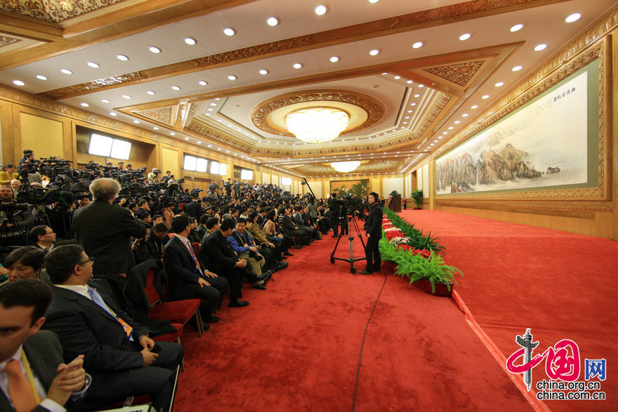 11月15日，中国共产党第十八次全国代表大会新一届中共中央政治局常委在人民大会堂一楼东大厅与中外记者见面。[中国网 杨丹 摄]