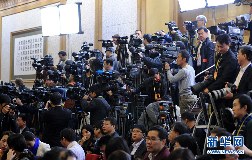 11月15日，新一届中央政治局常委同中外记者见面。这是现场媒体记者。[新华网 陈竞超 摄]