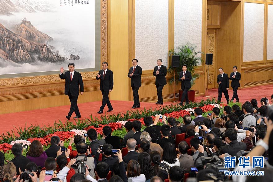 11月15日，新一届中央政治局常委同中外记者见面。[新华网]
