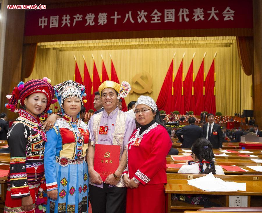 11月14日，中国共产党第十八次全国代表大会在北京人民大会堂闭幕。图为代表在人民大会堂会场合影留念。[新华社]