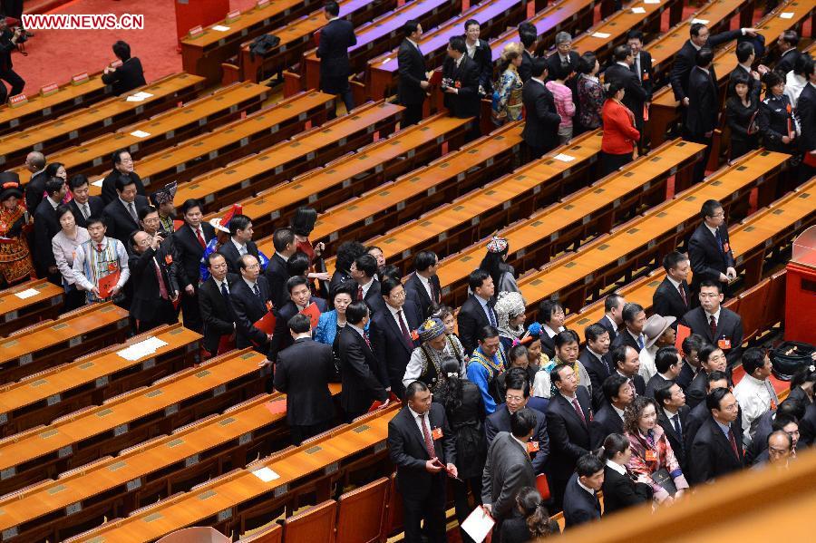 11月14日，中国共产党第十八次全国代表大会在北京人民大会堂闭幕。图为代表走出人民大会堂会场。[新华社]