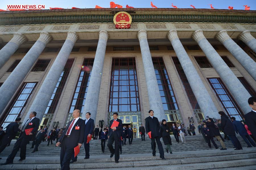11月14日，中国共产党第十八次全国代表大会在北京人民大会堂闭幕。图为代表走出人民大会堂。[新华社]