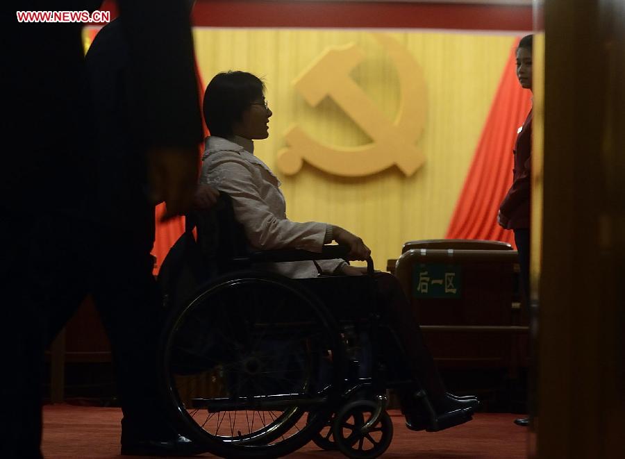 11月14日，中国共产党第十八次全国代表大会在北京人民大会堂闭幕。图为坐在轮椅上的十八大代表侯晶晶离开人民大会堂。[新华社]