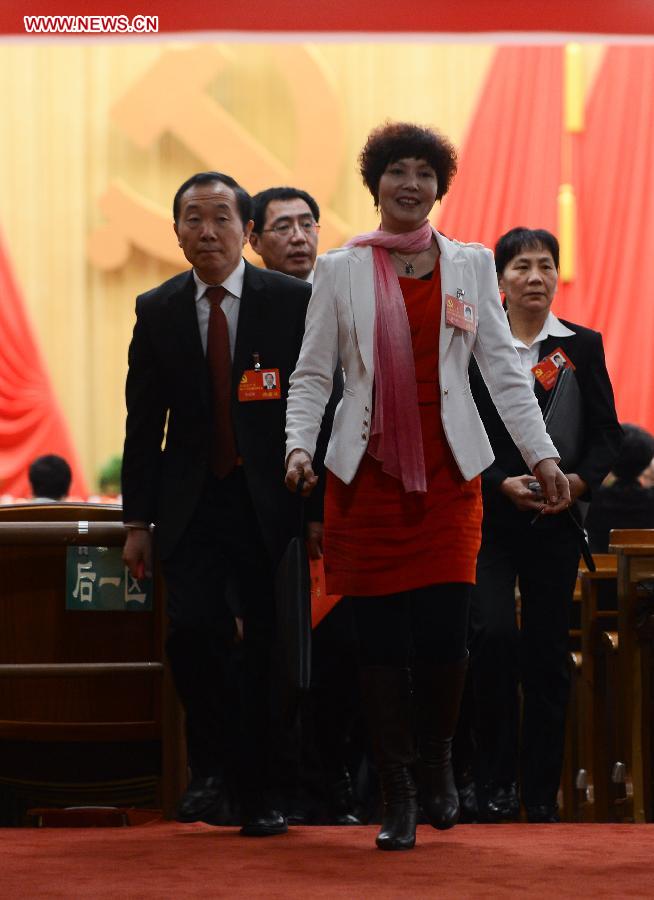 11月14日，中国共产党第十八次全国代表大会在北京人民大会堂闭幕。图为代表走出人民大会堂会场。[新华社]
