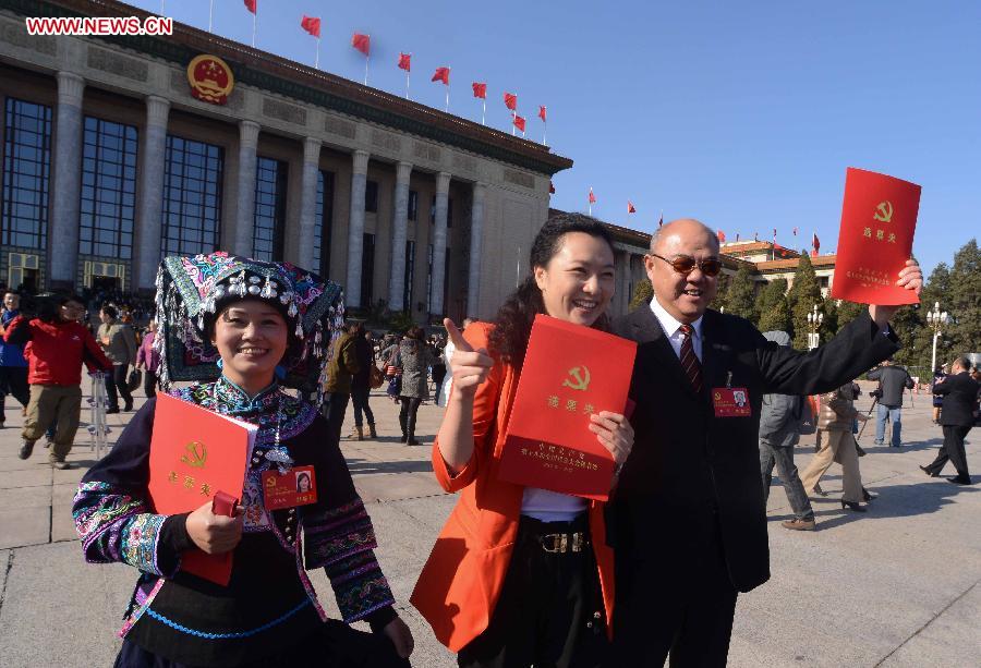 11月14日，中国共产党第十八次全国代表大会在北京人民大会堂闭幕。图为代表走出人民大会堂。[新华社]
