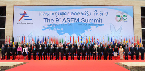 Asian and European leaders pose for a group photo at the ASEM Summit in Vientiane, Laos, on November 5 [By Zhang Duo]
