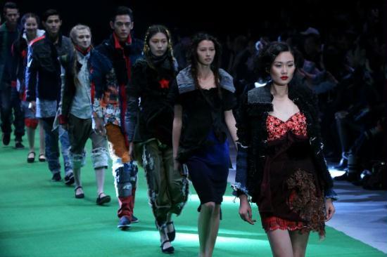 Models present creations at the Wu Xuekai/Wu Xuewei/Zhang Zhaoda Collection during the China Fashion Week in Beijing, capital of China, Nov. 1, 2012. [Photo/Xinhua]