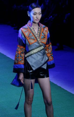 A model presents a creation at the Wu Xuekai/Wu Xuewei/ Zhang Zhaoda Collection during the China Fashion Week in Beijing, capital of China, Nov. 1, 2012.