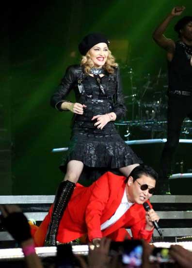 Psy joined the Madonna and her troupe of dancers onstage to perform his hit song “Gangnam Style”. 