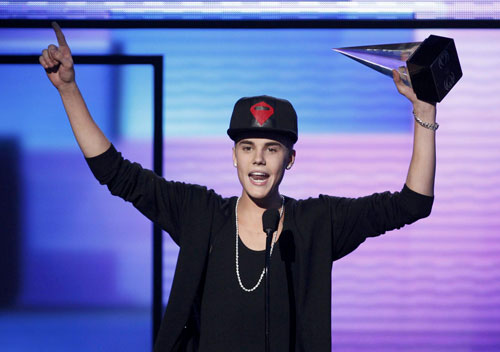 American Music Awards hits ratings low, despite Bieber fever