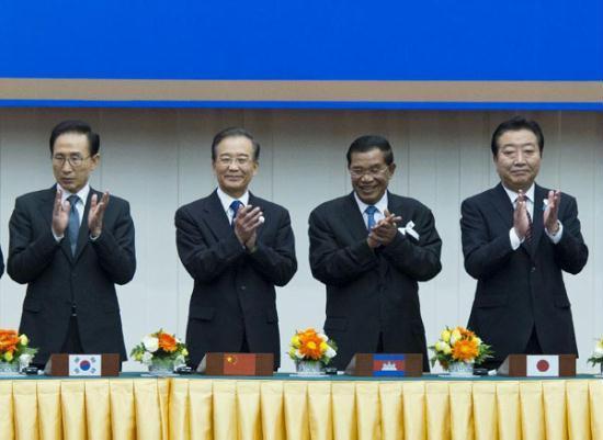 Chinese Premier Wen Jiabao (2nd L) attends a summit between the Association of Southeast Asian Nations (ASEAN) and China, Japan and South Korea (10+3) in Phnom Penh, Cambodia, Nov. 19, 2012. The summit coincided with the 15th anniversary of ASEAN Plus Three (APT) cooperation. [Xinhua]