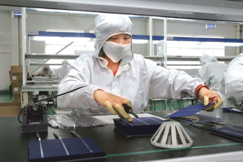A worker assembles a solar power panel for Eoplly New Energy Technology Co Ltd in Hai'an county, Jiangsu province.[Photo/China Daily]