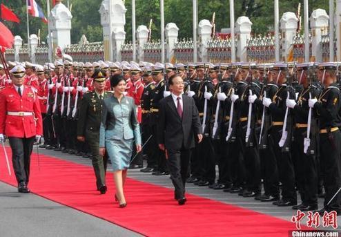 Premier Wen Jiabao is paying an official visit to Thailand to boost bilateral relations. His Thai counterpart Yingluck Shinawatra held a welcoming ceremony for him.