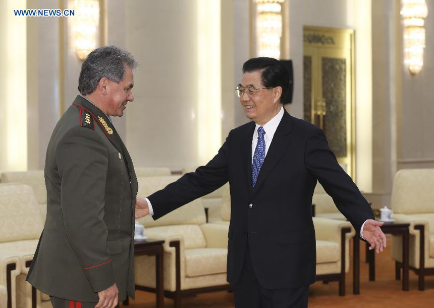 Chinese President Hu Jintao (R) meets with Russian Defense Minister Sergei Shoigu in Beijing, capital of China, Nov. 21, 2012.