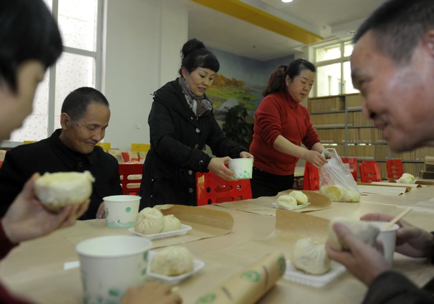 Librarians of Gansu Library give free lunches to blind readers in Lanzhou, Northwest China&apos;s Gansu province on Nov 21, 2012. [Photo/Xinhua]