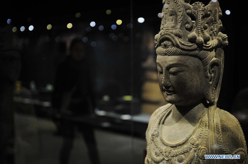 Visitors watch the treasures at the &apos;Treasures of Ancient China&apos; Exhibition held at Topkapi Palace Museum in Istanbul of Turkey, on Nov. 20, 2012. The Exhibition kicked off here on Tuesday. 