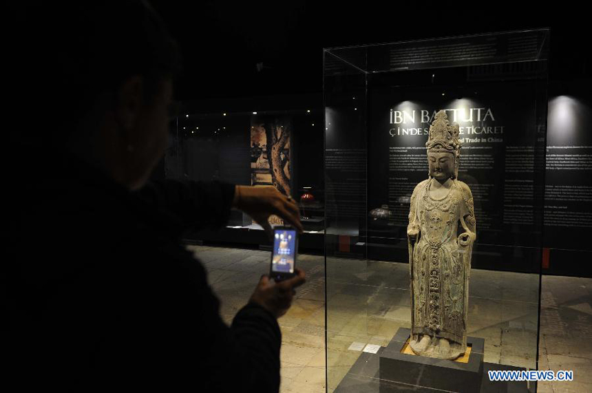 A visitor takes photos of the treasures at the &apos;Treasures of Ancient China&apos; Exhibition held at Topkapi Palace Museum in Istanbul of Turkey, on Nov. 20, 2012. The Exhibition kicked off here on Tuesday.