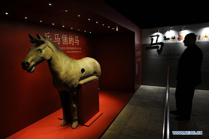 A visitor watches the treasures at the &apos;Treasures of Ancient China&apos; Exhibition held at Topkapi Palace Museum in Istanbul of Turkey, on Nov. 20, 2012. The Exhibition kicked off here on Tuesday. 